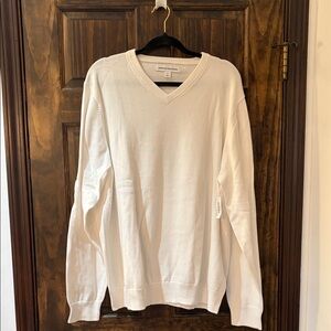 Amazon Essentials Men's V-Neck Sweater in White